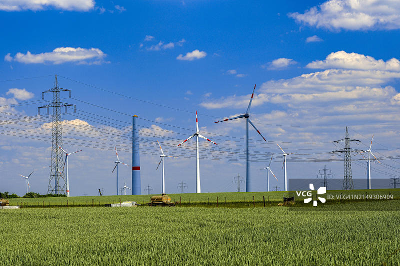 高压电塔、风力涡轮机和风力涡轮机施工现场，位于德国下萨克森州萨尔茨吉特图片素材