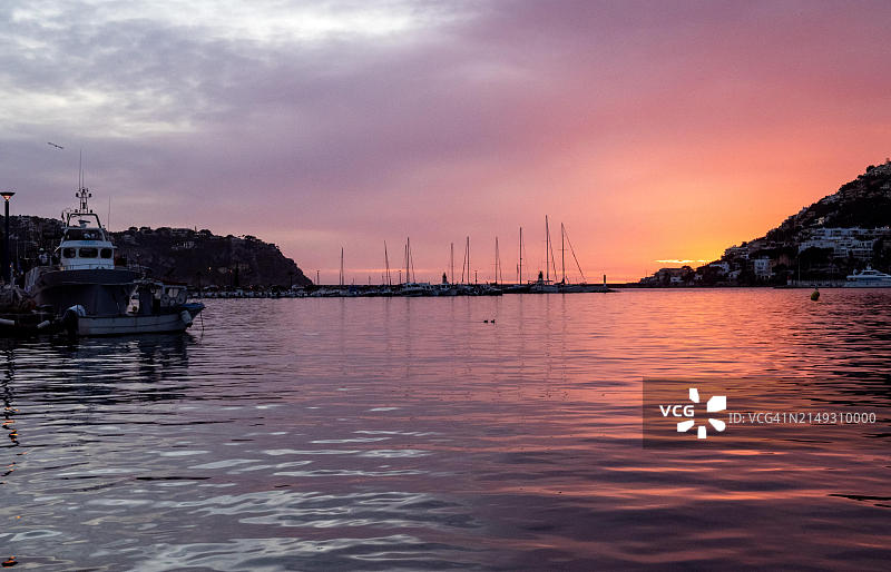 西班牙马略卡岛安德拉奇港湾日落图片素材