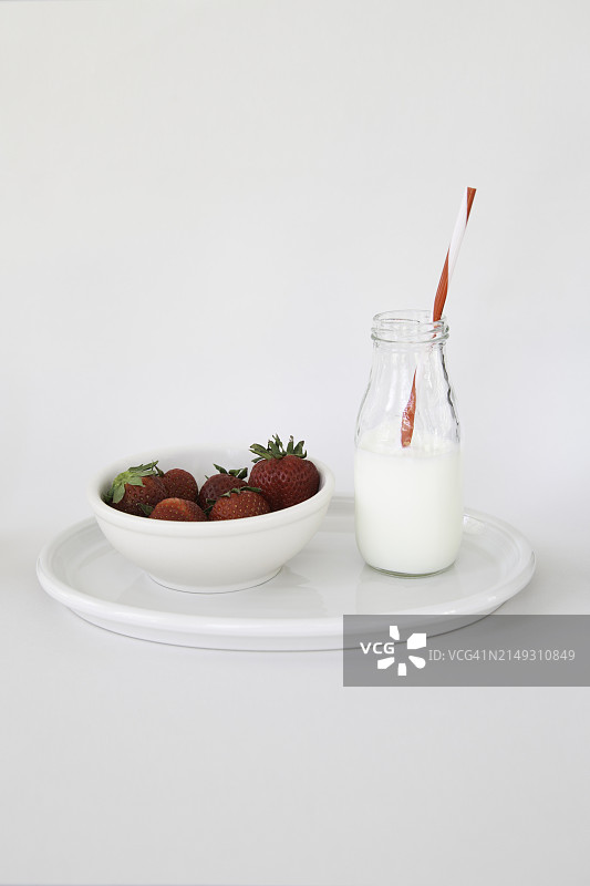 草莓牛奶小玻璃瓶图片素材