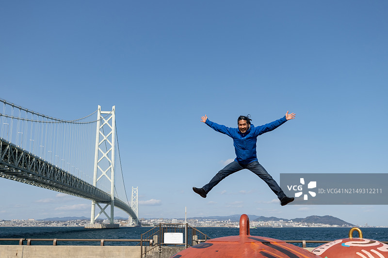 在国内旅行中参观旅游景点的女游客图片素材