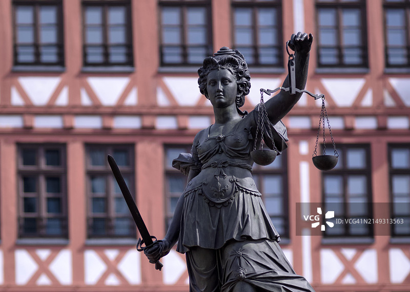 罗马正义女神，手持天平，位于德国法兰克福罗马贝格老城图片素材