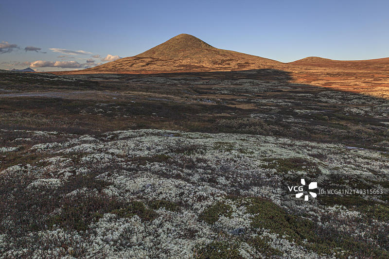 朗达讷国家公园的秋日苔原山景图片素材