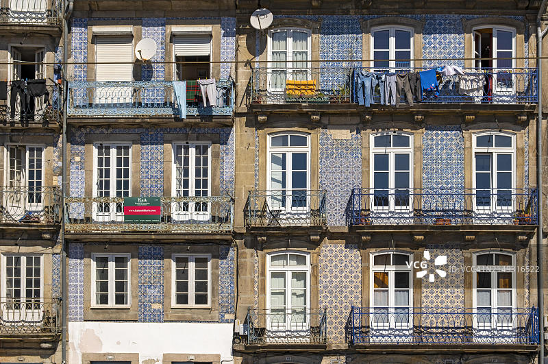 葡萄牙波尔图杜罗河附近历史中心狭窄房屋的正面图片素材