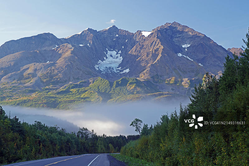 通往崎岖白雪覆盖山脉的无车道路，秋季的晨雾，理查森公路，美国阿拉斯加州，北美图片素材