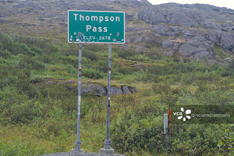 美国阿拉斯加州理查森公路楚加奇山脉汤普森山口的标志图片素材