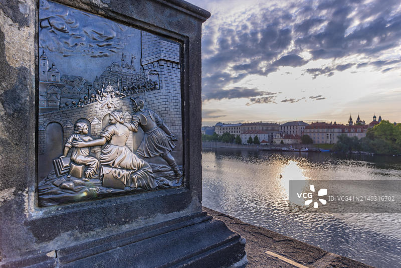 青铜浮雕:内波穆克圣约翰从桥上坠落,触摸浮雕据说会带来好运,查理大桥,布拉格,波西米亚,捷克共和国,欧洲图片素材