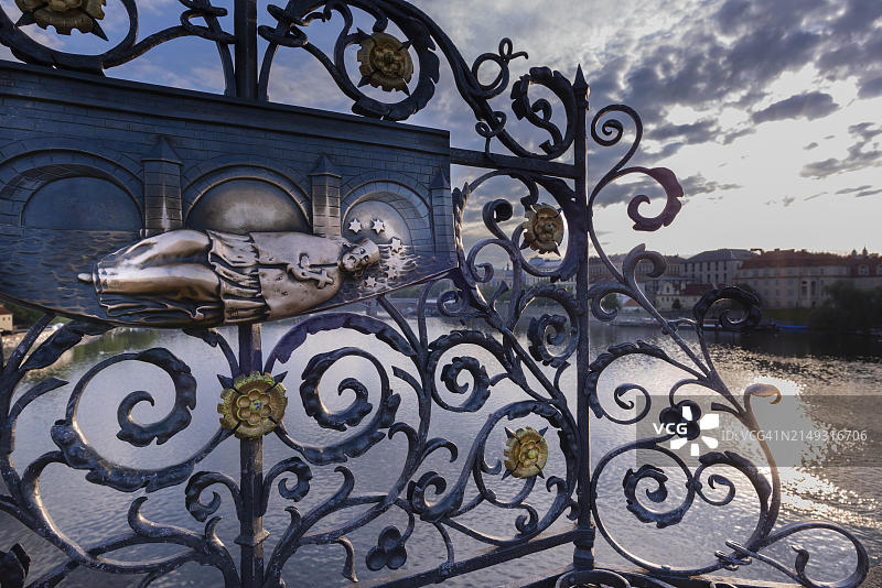 青铜浮雕:内波穆克圣约翰从桥上坠落,触摸浮雕据说会带来好运,查理大桥,布拉格,波西米亚,捷克共和国,欧洲图片素材