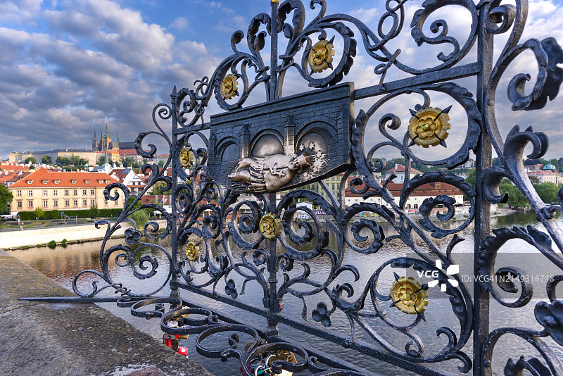 青铜浮雕:内波穆克圣约翰从桥上坠落,触摸浮雕据说会带来好运,查理大桥,布拉格,波西米亚,捷克共和国,欧洲图片素材