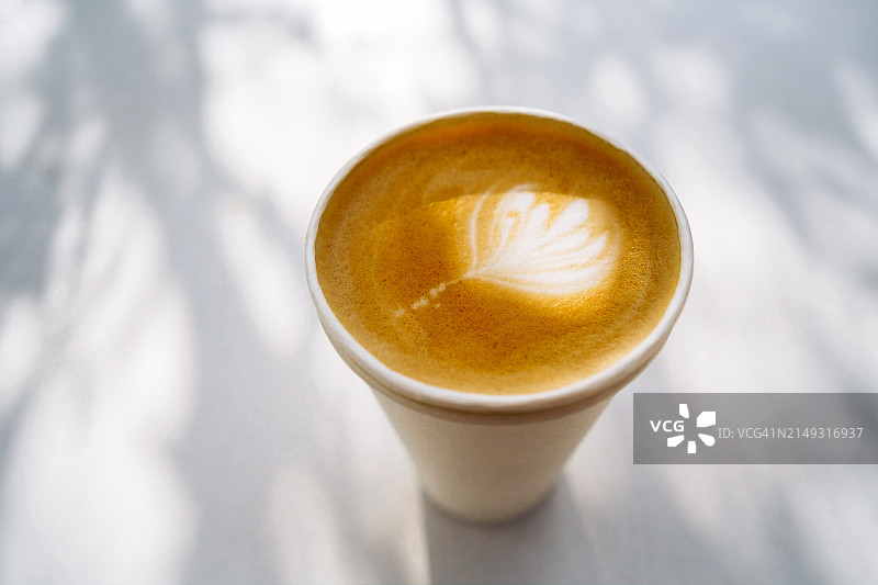 外带纸杯卡布奇诺咖啡图片素材