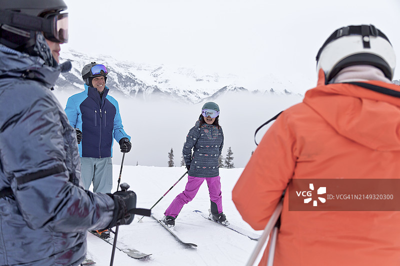 成年老年人滑雪课程图片素材