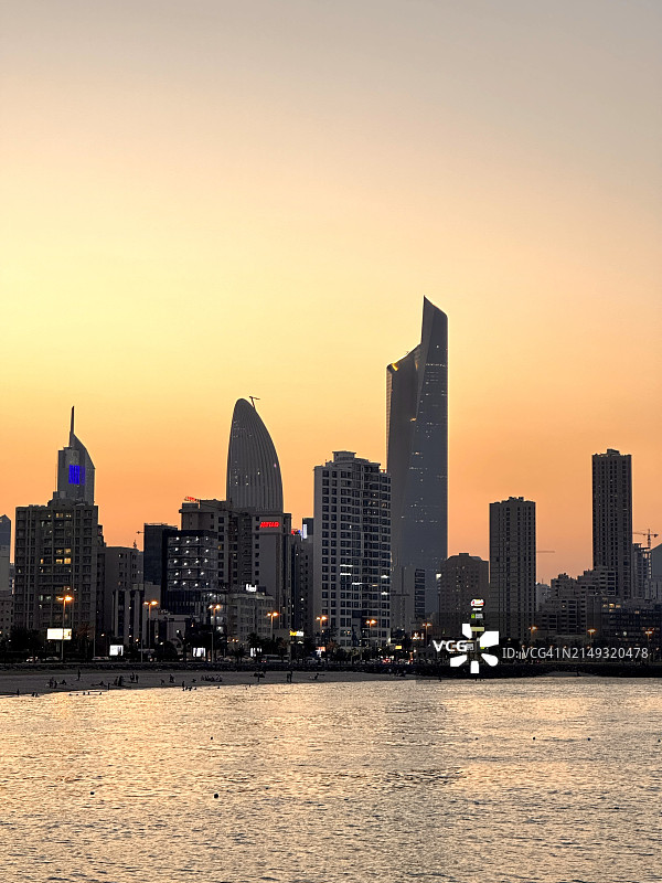 科威特市的金色日落图片素材