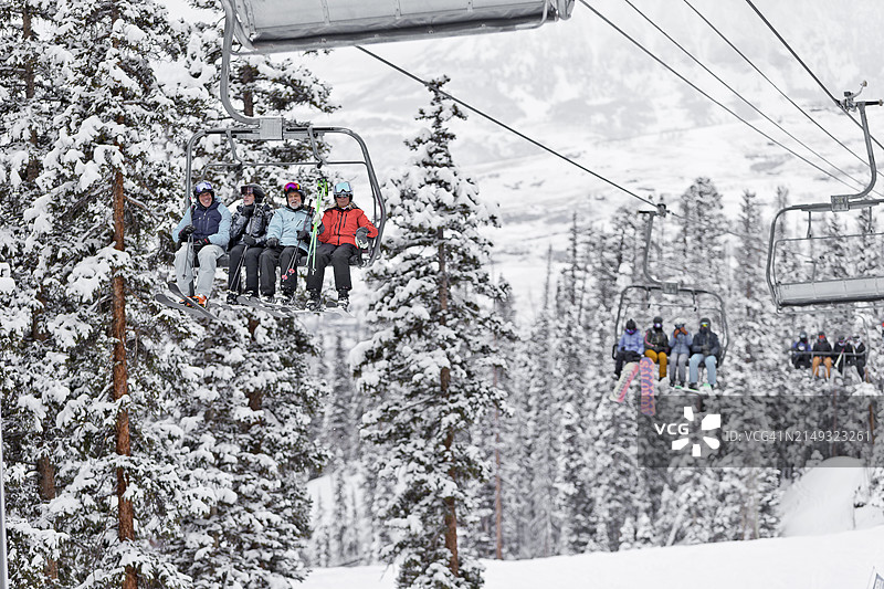 成年老年人滑雪课程图片素材