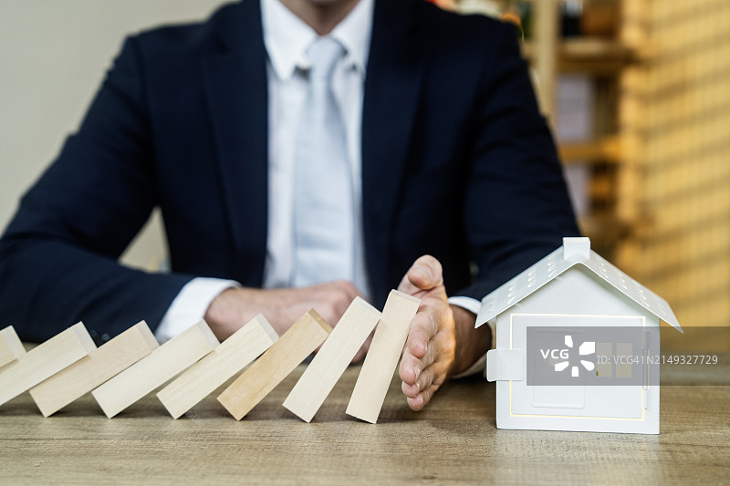 保护房屋免受倾倒，保险和风险概念图片素材