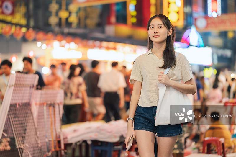 Z世代年轻现代女性旅行，在曼谷耀华力分享新年美食照片图片素材