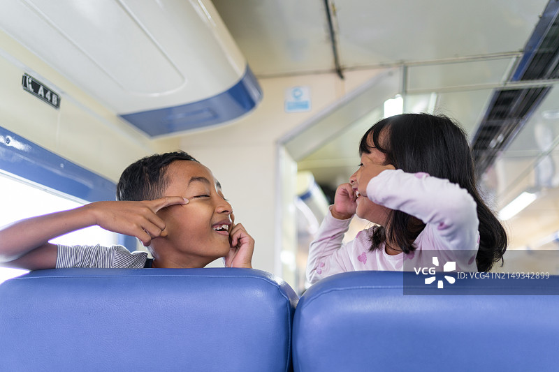 兄弟姐妹一起玩耍图片素材