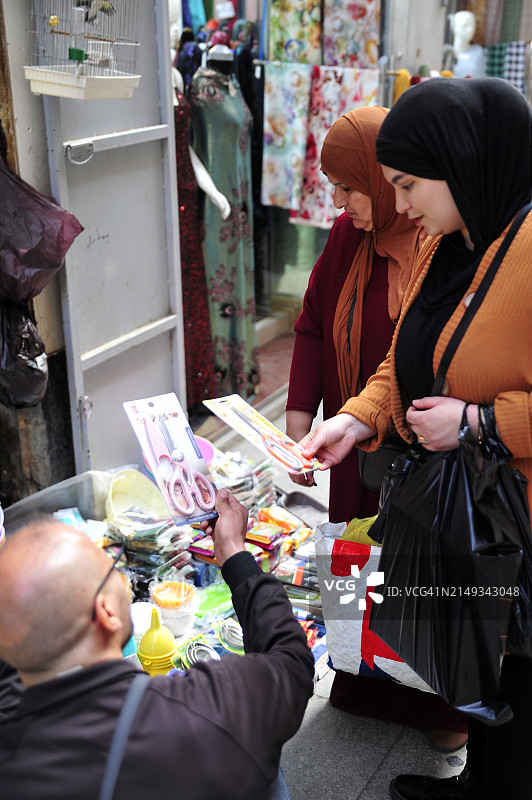 阿尔及利亚：经济、妇女、日常生活、社会、市场。阿尔及利亚妇女在市中心购物图片素材