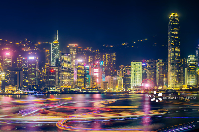 香港维多利亚港繁忙水上交通夜景图片素材