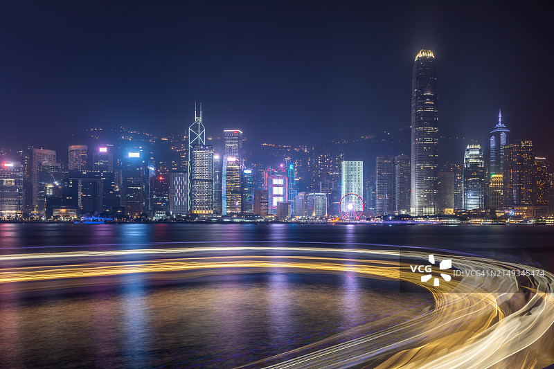 香港维多利亚港繁忙水上交通夜景图片素材