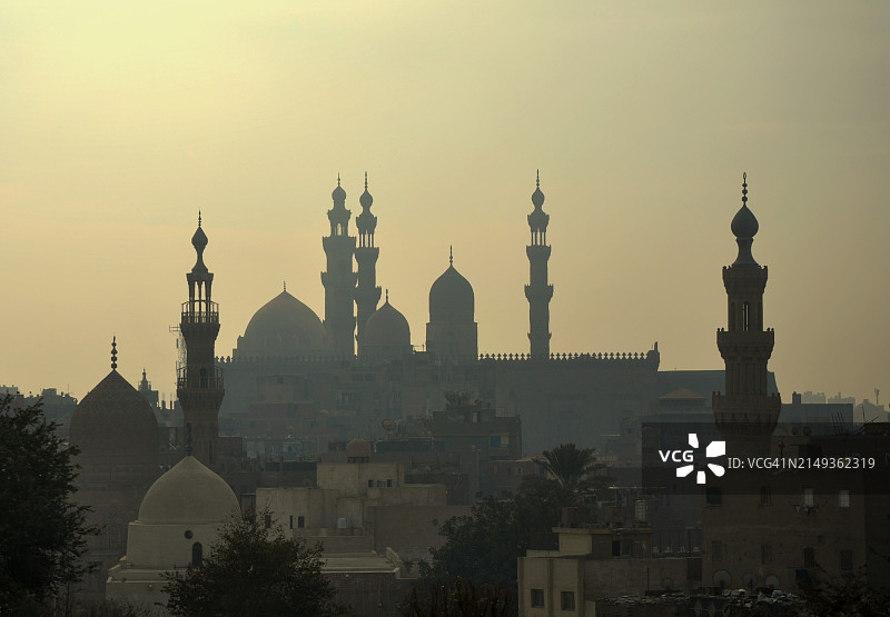 开罗苏丹哈桑和里法伊清真寺的天际线轮廓图片素材