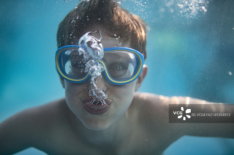 小男孩在泳池游泳的水下人像图片素材