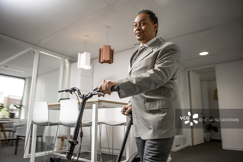 在办公室工作的商务人士肖像，带着自行车图片素材