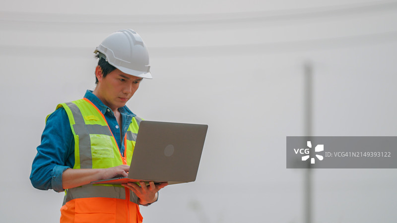 工程师使用笔记本电脑工作图片素材