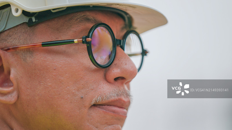 工程师戴着安全帽和眼镜图片素材