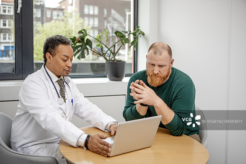 红发男子和不同肤色医生的体检图片素材