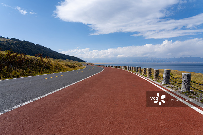 穿过自然的沥青路图片素材