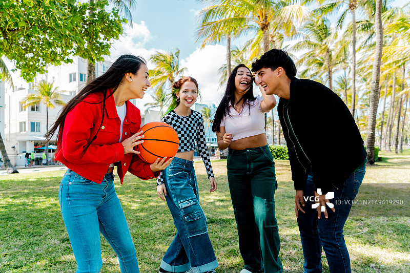 在公园里交谈的年轻朋友图片素材