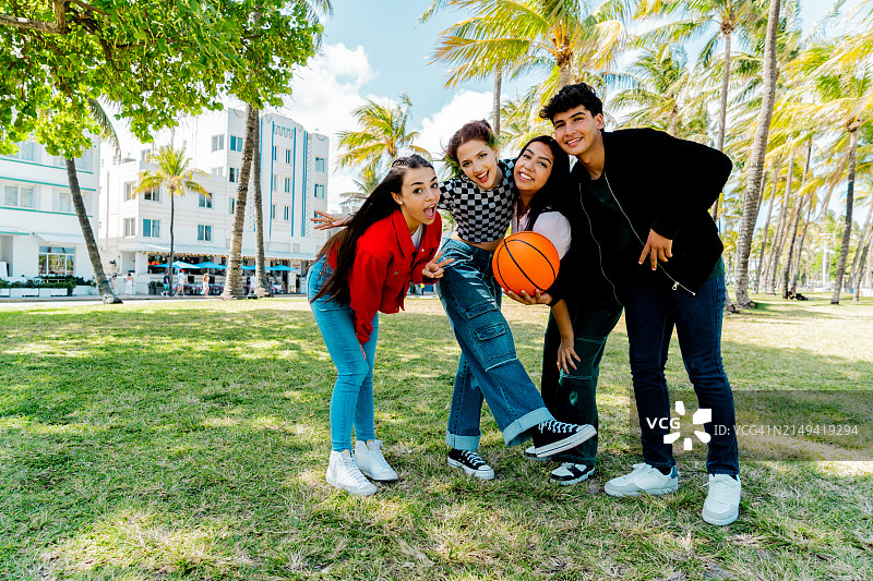 在公园里的年轻朋友们的肖像图片素材