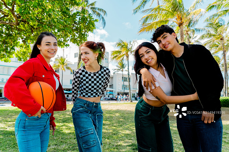 在公园里的年轻朋友们的肖像图片素材