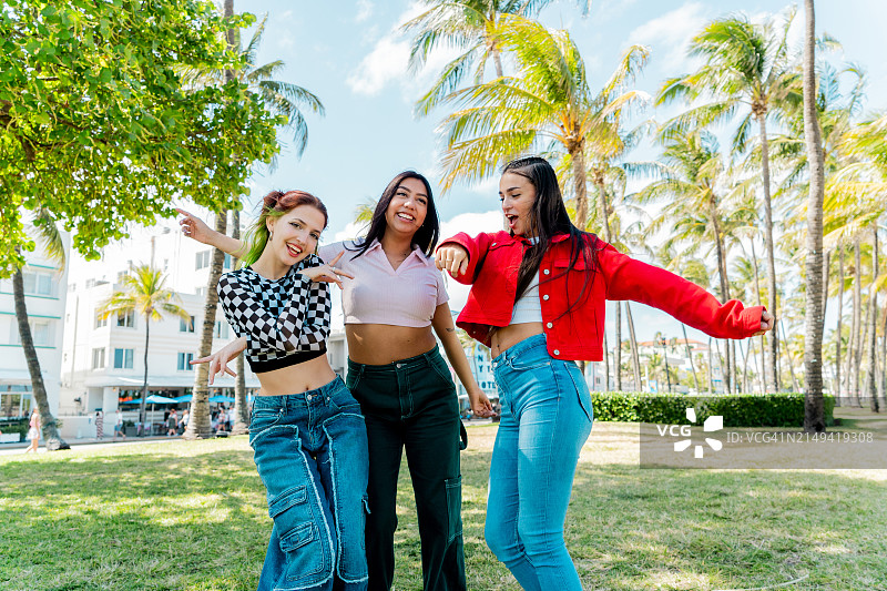 在公园里跳舞的年轻女人图片素材