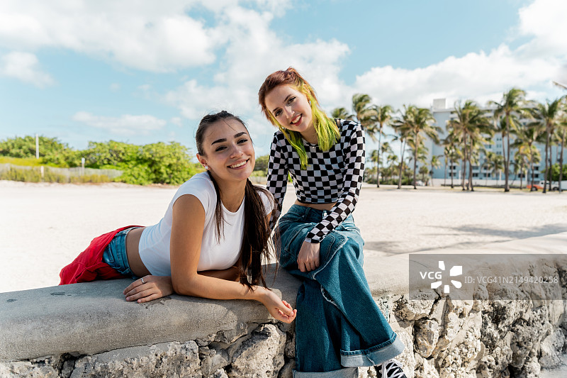 海滩上的年轻女性肖像图片素材