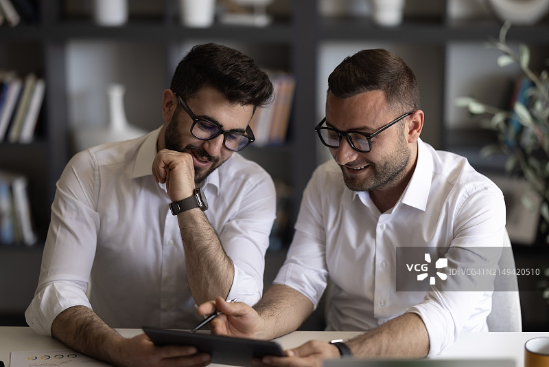 两位年轻男商人于办公室讨论或计划项目图片素材