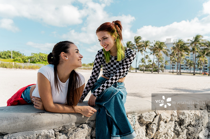 年轻的朋友在户外交谈图片素材