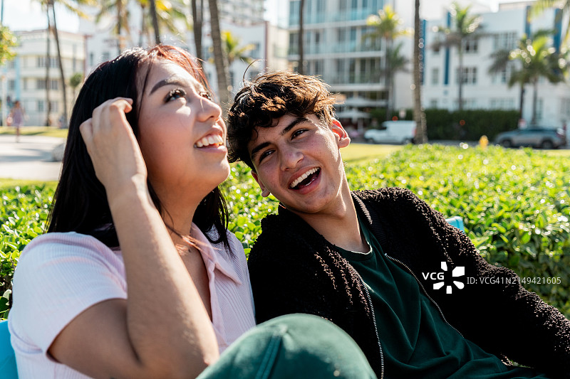 年轻夫妇在公园里交谈图片素材