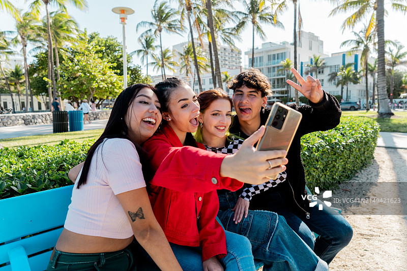 朋友们在户外自拍图片素材