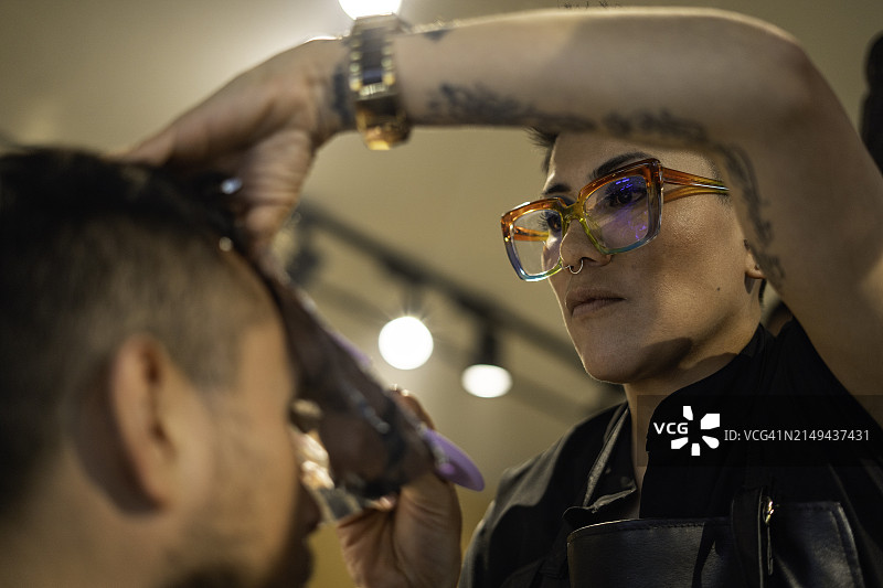 在美发沙龙染发图片素材