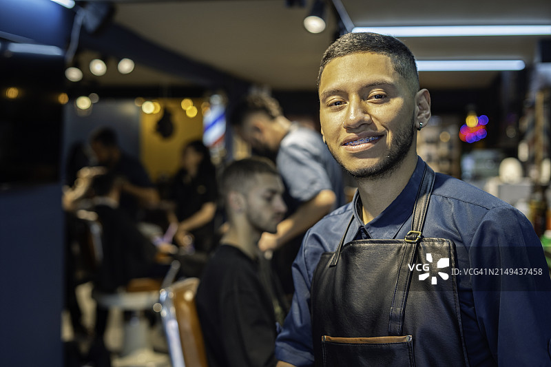 理发师在理发店看向镜头的肖像图片素材