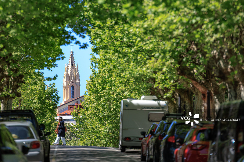 教堂外春意盎然图片素材