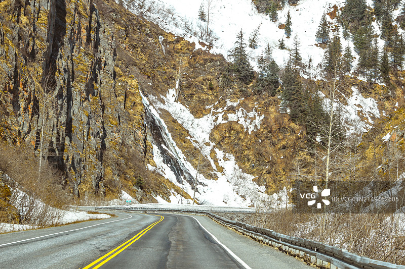 阿拉斯加瀑布：春日景象图片素材