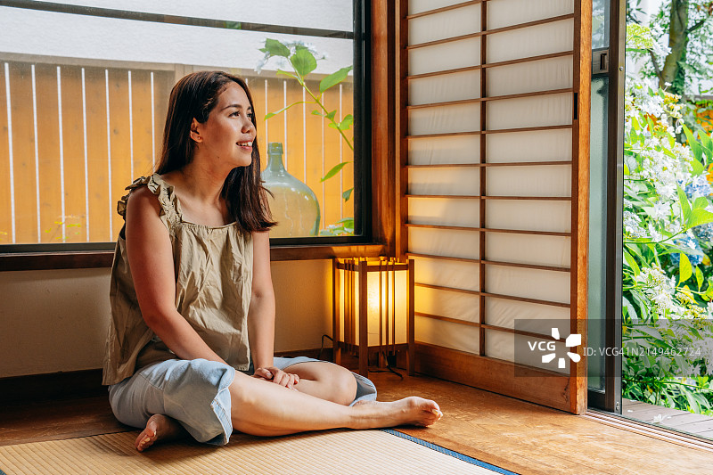 具有禅意的日式室内装饰中的女人图片素材