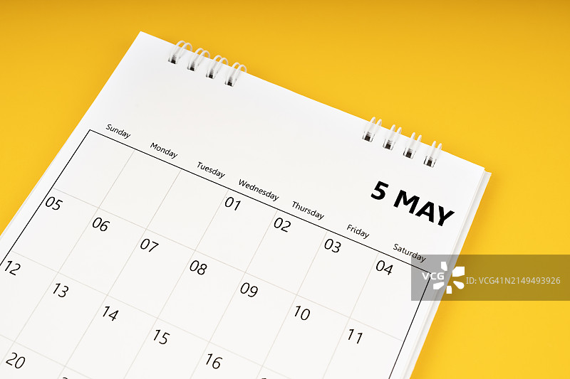 2024年5月黄色背景桌面日历图片素材