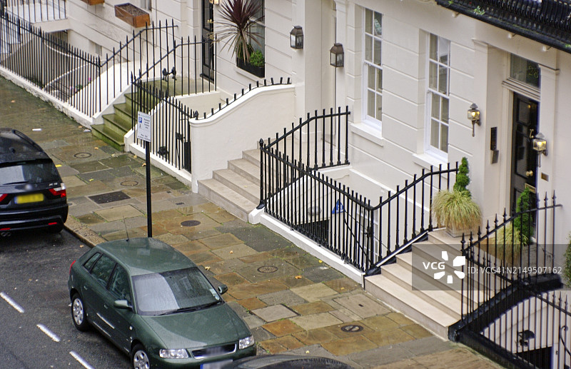 住宅区中的公寓楼图片素材