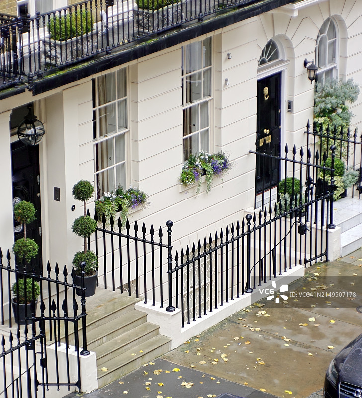 住宅区中的公寓楼图片素材