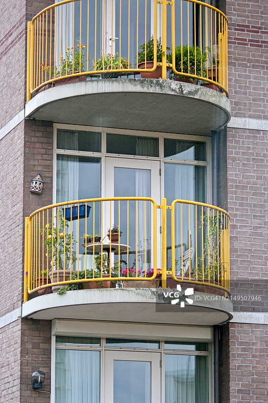 住宅区中的公寓楼图片素材