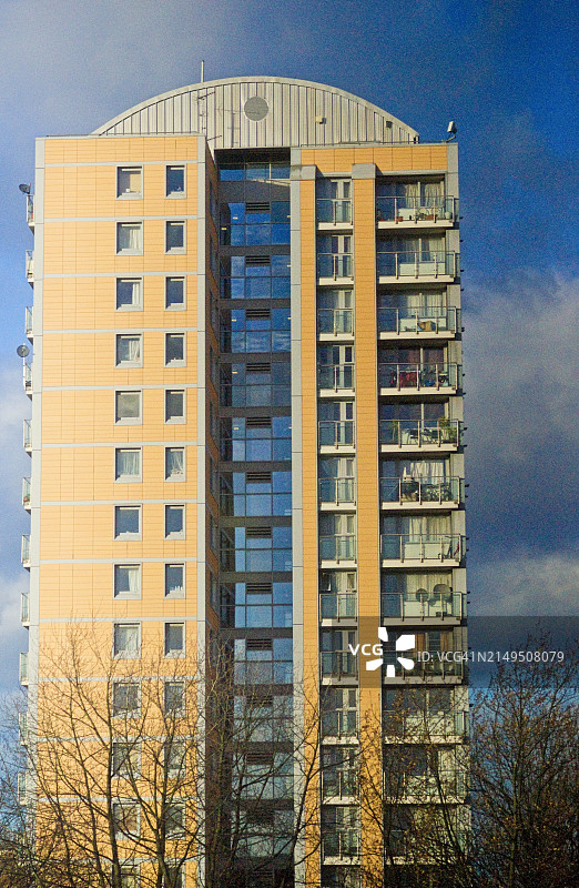 住宅区中的公寓楼图片素材