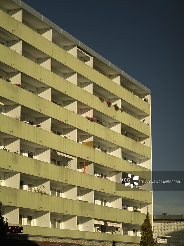 住宅区中的公寓楼图片素材