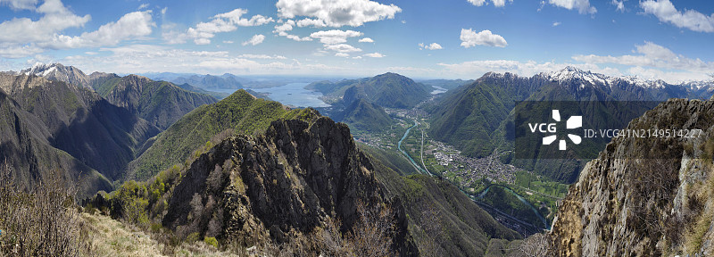 全景：从萨萨鲁特山观看泽达山、马焦雷湖、托切河和奥尔塔湖，瓦尔格兰德国家公园（联合国教科文组织提契诺-瓦尔格兰德-韦尔巴诺生物圈保护区的一部分）图片素材